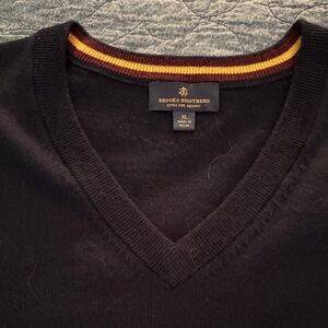Men’s Brooks Brothers V-neck sweater size XL